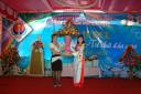Ba Nguyen Thi Mui tang hoa chuc mung hoi thi - 